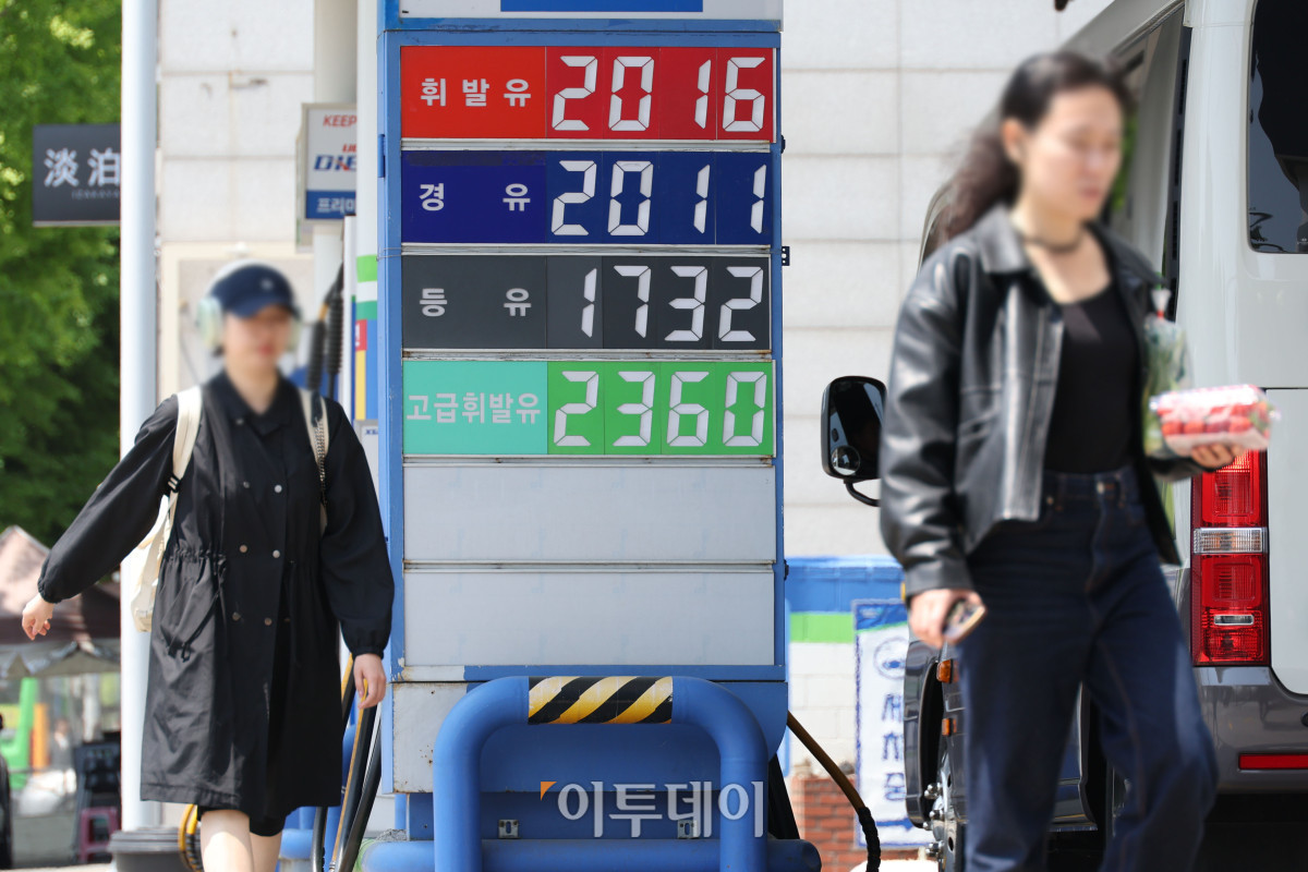 ▲국제유가 급등 여파로 지난달 소비자물가 상승률이 1년 9개월 만에 최고치를 기록한 6일 서울의 한 주유소에 유가 정보가 표시돼 있다. 국가데이터처가 발표한 4월 소비자물가 동향에 따르면 지난달 소비자물가지수는 119.37(2020년=100)로 전년 동월 대비 2.6% 상승했다. 석유류 물가는 21.9% 급등해 2022년 7월 이후 가장 큰 폭의 상승률을 기록했다. 정부는 유류세 인하와 석유 최고가격제 시행으로 전체 물가 상승 폭 일부를 억제한 것으로 추정했다. 고이란 기자 photoeran@