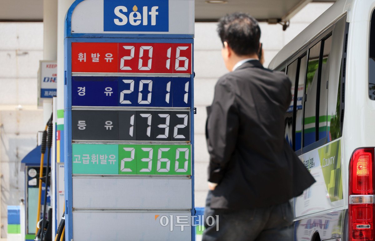 ▲국제유가 급등 여파로 지난달 소비자물가 상승률이 1년 9개월 만에 최고치를 기록한 6일 서울의 한 주유소에 유가 정보가 표시돼 있다. 국가데이터처가 발표한 4월 소비자물가 동향에 따르면 지난달 소비자물가지수는 119.37(2020년=100)로 전년 동월 대비 2.6% 상승했다. 석유류 물가는 21.9% 급등해 2022년 7월 이후 가장 큰 폭의 상승률을 기록했다. 정부는 유류세 인하와 석유 최고가격제 시행으로 전체 물가 상승 폭 일부를 억제한 것으로 추정했다. 고이란 기자 photoeran@
