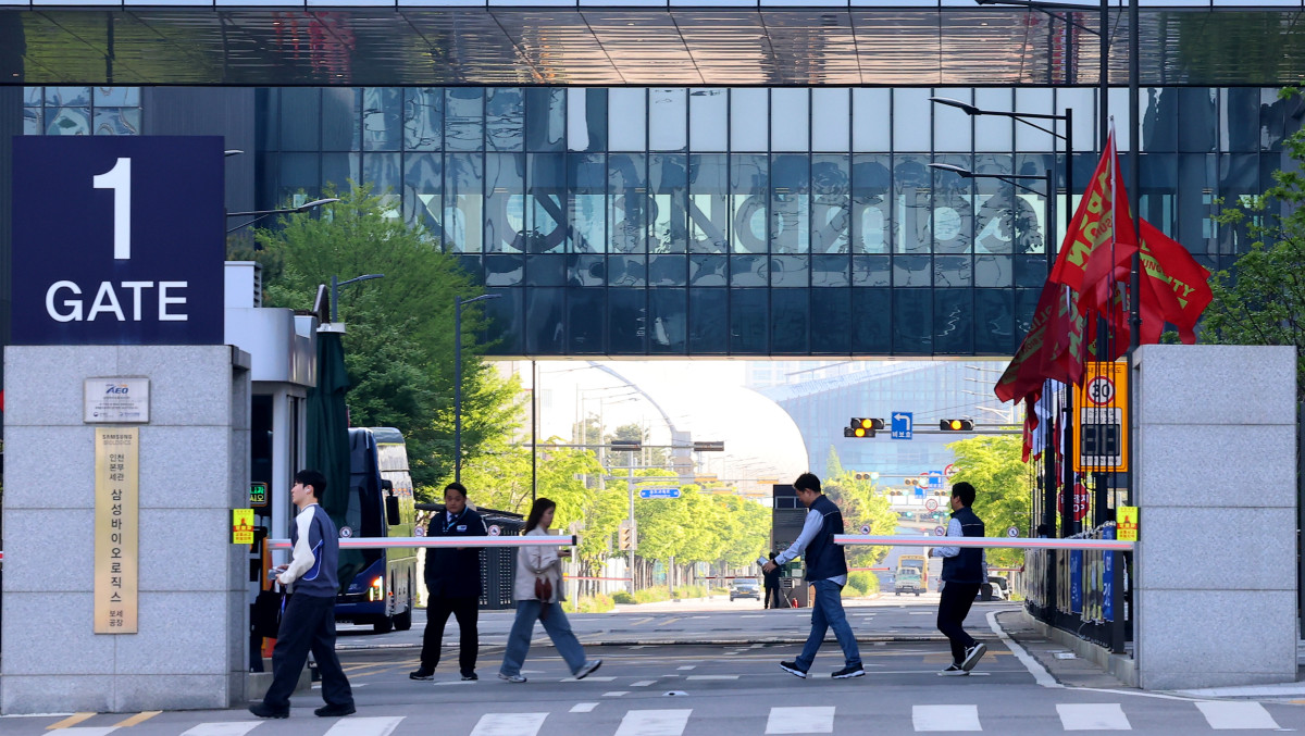 ▲6일 오전 인천 연수구 삼성바이오로직스 공장에 출근한 직원들이 이동하고 있다. 삼성바이오로직스 노조는 지난 1∼5일 진행한 전면 파업을 마무리하고 이날 현장에 복귀했다. (사진제공=연합뉴스)