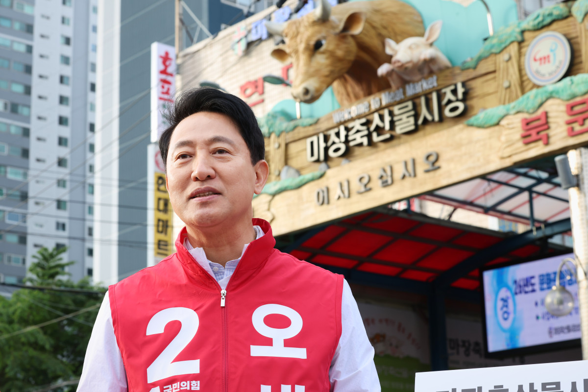 ▲국민의힘 오세훈 서울시장 후보가 6일 서울 성동구 마장축산물시장을 방문해 시장 혁신 계획을 설명하고 있다. (연합뉴스)