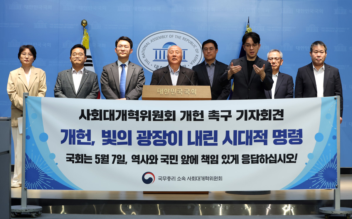 ▲국무총리 소속 사회대개혁위원회 박석운 위원장(왼쪽 네 번째)이 6일 국회 소통관에서 열린 개헌 촉구 기자회견에서 발언하고 있다. (연합뉴스)