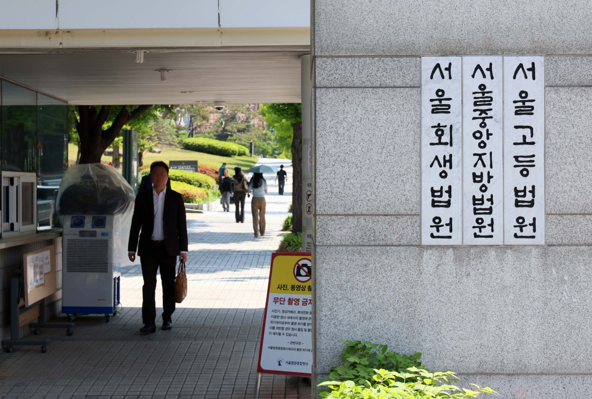 ▲김건희 여사의 도이치모터스 주가조작 등 혐의 사건 항소심을 담당한 신종오 서울고등법원 판사가 6일 오전 숨진 채 발견됐다. 사진은 이날 서울 서초구 서울법원종합청사 입구. 신태현 기자 holjjak@