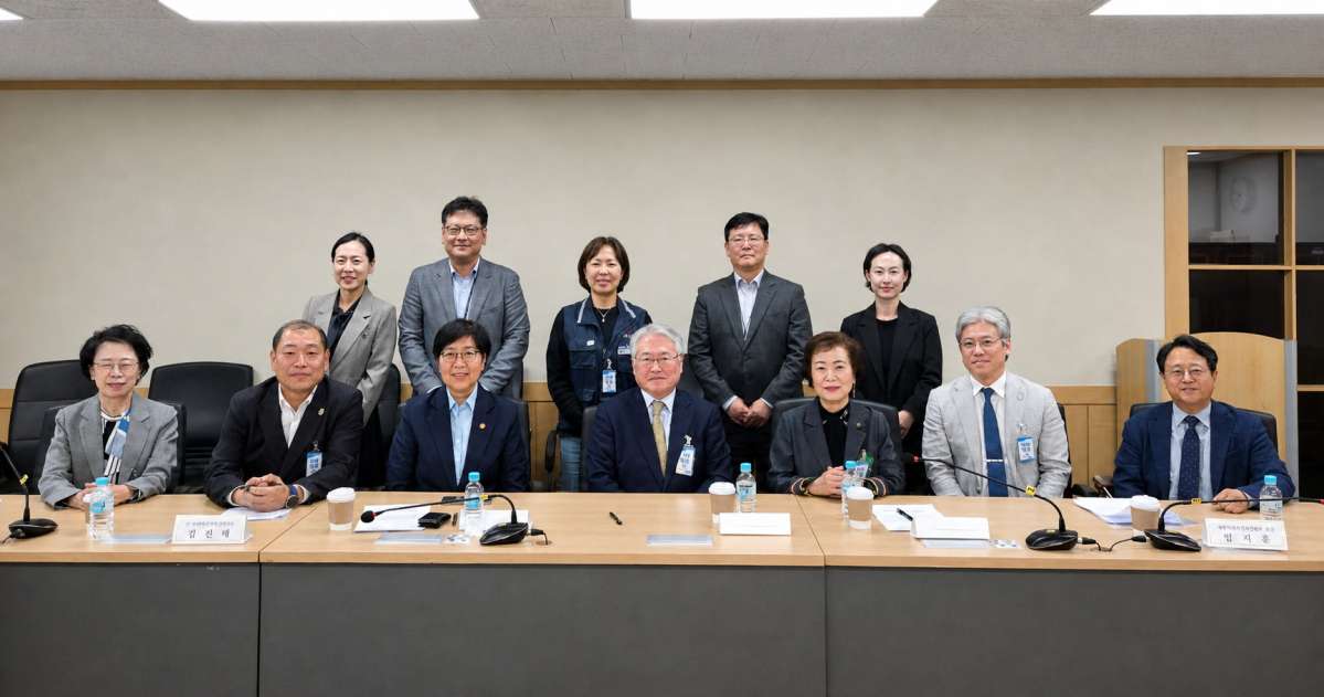 ▲정은경 보건복지부 장관과 ‘돌봄재정 획기적 확대 공동행동’ 관계자들이 5월 4일 정부서울청사에서 면담을 마친 뒤 기념촬영을 하고 있다. 앞줄 왼쪽부터 조경애 돌봄과미래 사무처장, 김건태 한국사회복지연대 상임대표, 정은경 보건복지부 장관, 김용익 돌봄과미래 이사장, 고선순 한국장애인단체총연맹 공동대표, 임지준 대한치매구강건강협회 회장, 김동호 한국장애인단체총연맹 정책위원장. 뒷줄에는 보건복지부 통합돌봄사업과장·노인정책관, 한국노총 관계자, 보건복지부 장애인정책과장, 한국사회복지연대 사무처장 등이 함께했다.(대한치매구강건강협회 제공)