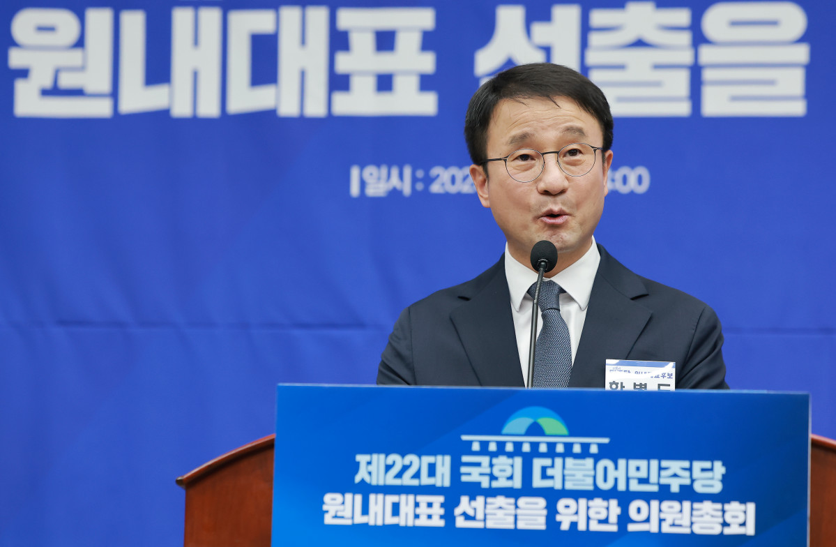 ▲더불어민주당 원내대표 선거에 단독 입후보한 한병도 의원이 6일 국회에서 열린 제3기 원내대표 선출 의원총회에 참석해 정견발표하고 있다. (연합뉴스)