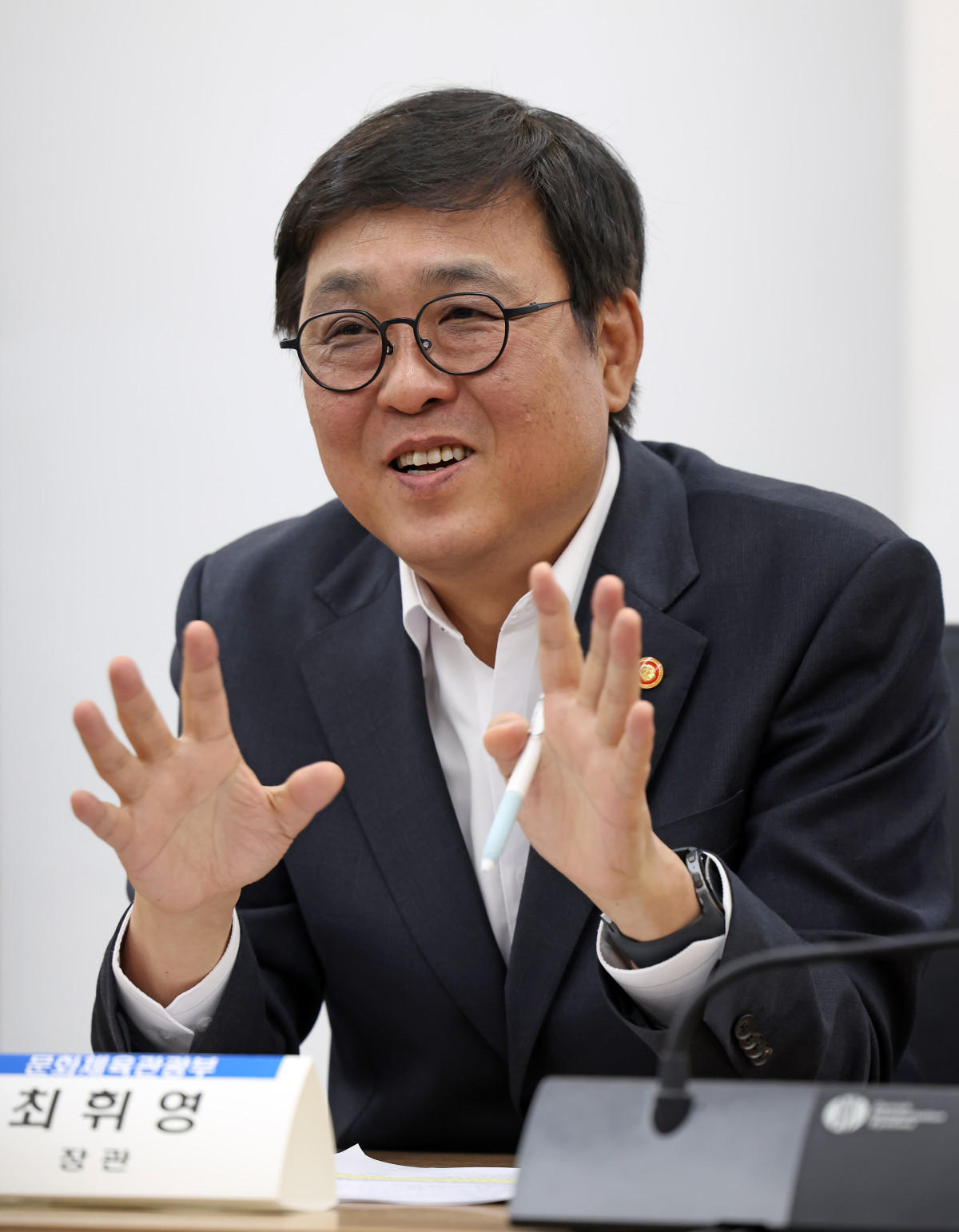 ▲최휘영 문화체육관광부 장관이 6일 서울 종로구 국립현대미술관 서울관에서 열린 문화예술정책자문위원회 영화·영상분과 제3차 회의에서 위원들과 영화·영상 분야 주요 현안과 향후 정책 방향을 논의하고 있다. (사진제공=문체부)