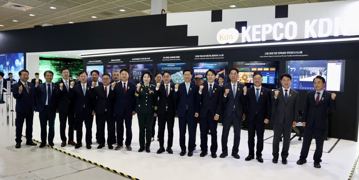 ▲국제 전기전력 전시회 EPTK 2026에서 한전KDN 전시관을 찾은 내외빈들 모습. (사진제공=한국KDN)