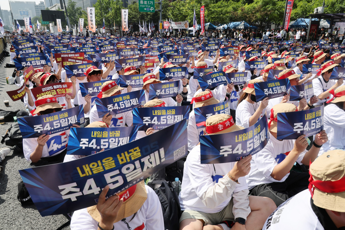 ▲지난해 9월 26일 전국금융산업노동조합(금융노조) 조합원들이 서울 종로구 세종대로에서 열린 9·26 총파업 결단식에서 실질임금 인상과 주 4.5일제 근무를 촉구하고 있다. (연합뉴스)