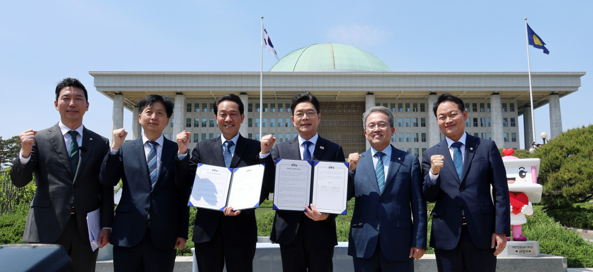 ▲더불어민주당 정원오 서울시장 후보(오른쪽에서 세번째)와 우상호 강원도지사 후보(왼쪽에서 세번째)가 6일 서울 여의도 국회 분수대 앞에서 강원-서울 상생협력 공동선언문에 서명한 뒤 기념 촬영을 하고 있다. 사진=연합뉴스