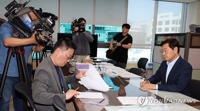▲김관영 전북도지사가 6일 전북선거관리위원회에서 제9회 전국동시지방선거 전북도지사 예비후보 등록을 하고 있다. (사진제공=연합뉴스)