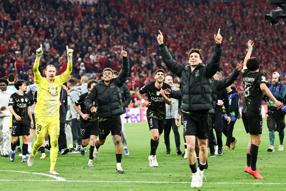 ▲PSG 선수들이 6일(현지시간) 독일 뮌헨에서 열린 바이에른 뮌헨과 파리 생제르맹(PSG)의 유럽축구연맹(UEFA) 챔피언스리그 준결승 2차전 경기를 마친 뒤 원정 응원단과 함께 기뻐하고 있다. (EPA/연합뉴스)
