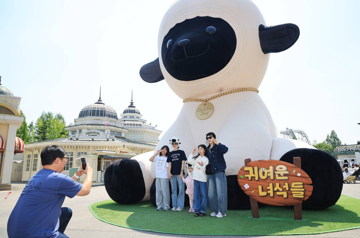 ▲에버랜드 '대형 흑비양 포토존'에서 기념사진을 촬영중인 가족들 (사진제공=에버랜드)