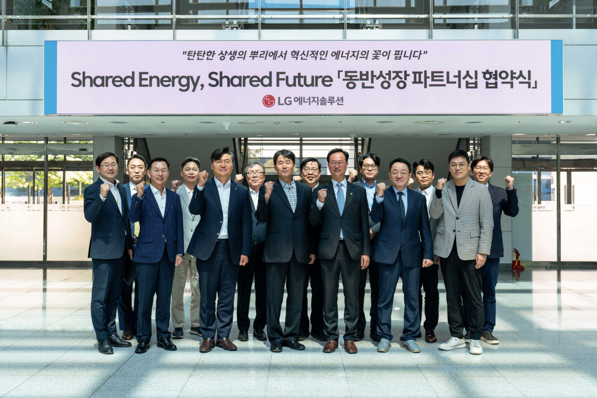 ▲6일 LG에너지솔루션 오창 에너지플랜트에서 '동반성장 파트너십 협약식’을 개최하고 기념 사진 촬영을 하고 있다. (앞줄 왼쪽부터) 권병현 신성에스티 부사장, 서동조 보백씨엔에스 대표이사, 김우섭 LG에너지솔루션 커뮤니케이션센터장, 이동찬 폴 대표이사, 송재봉 더불어민주당 의원, 이송영 에이엠텍 대표이사, 하기봉 LG에너지솔루션 구매·팩부품구매 담당. (사진제공=LG에너지솔루션)