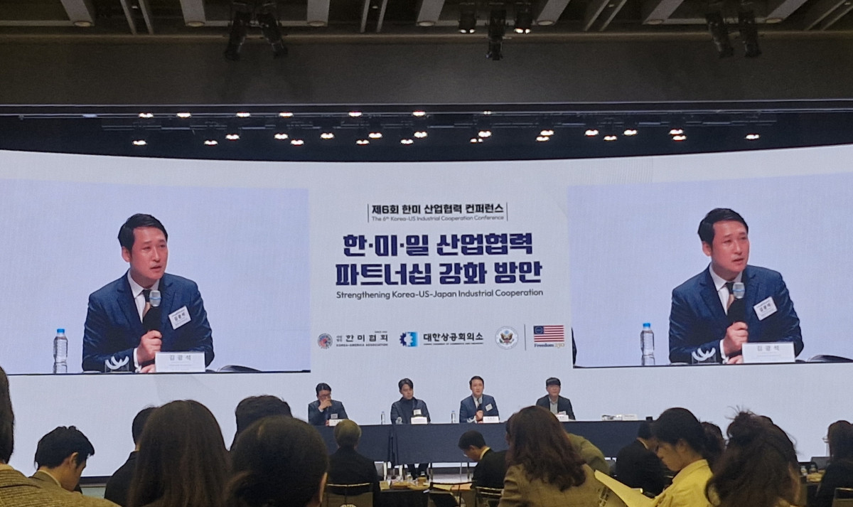▲패널들이 '한미일 AI 벤처 생태계 및 AI 인프라 협력 방안'이라는 주제로 토론을 하고 있다.(왼쪽부터 권석준 성균관대학교 화학공학부 교수, 이세영 생성AI스타트업협회 협회장(뤼튼테크놀로지스 대표), 김광석 한국경제산업연구원 경제연구실장, 안홍준 한국인공지능·소프트웨어산업협회 AI산업본부장,*영상: 하부카 히로키(Habuka Hiroki) 전략국제문제연구소(CSIS) 수석연구원) 손희정 기자 sonhj1220@