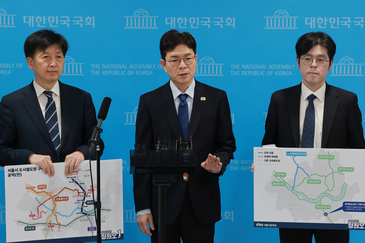 ▲더불어민주당 정원오 서울시장 후보가 7일 국회 소통관에서 교통 공약을 발표한 뒤 취재진 질문에 답하고 있다. 사진=연합뉴스