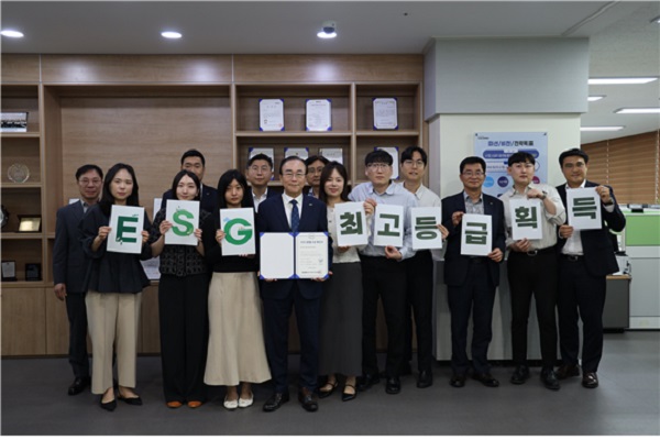 ▲한종관 전북신용보증재단 이사장(가운데)과 직원들이 중소벤처기업인증원 주관 ‘ESG경영수준진단’에서 최고 등급(Level 3)을 획득한 뒤 인증서를 들어 보이며 기념촬영을 하고 있다. (사진제공=전북신용보증재단)