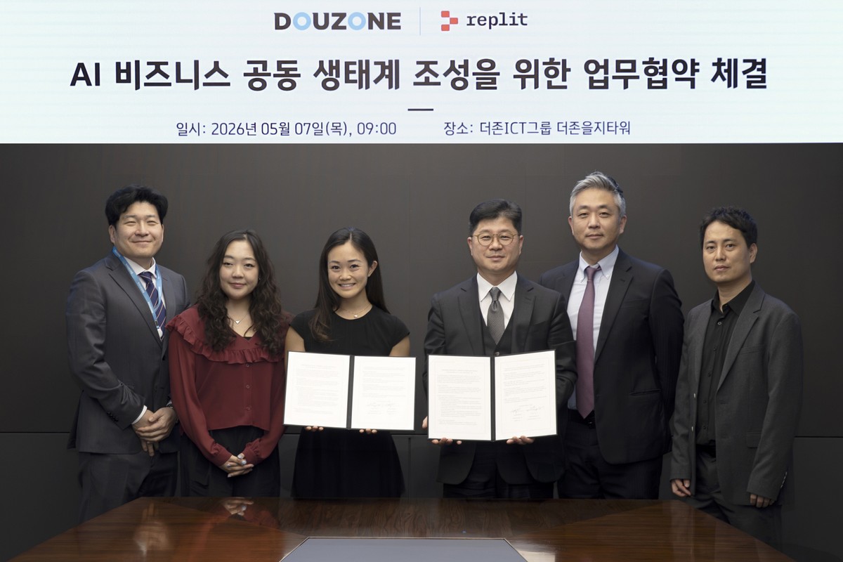 ▲7일 서울 중구 더존을지타워에서 열린 더존비즈온과 레플릿의 업무협약(MOU) 체결식에서 양사 주요 관계자들이 기념촬영을 하고 있다. (왼쪽부터) 더존비즈온 김보성 부장, 레플릿 빅토리아 김 제품 디자인 총괄 헤드, 메건 루안 글로벌 성장 총괄 헤드, 더존비즈온 지용구 사장, 방영선 부사장, 양정환 책임 연구원. (사진제공=더존비즈온)