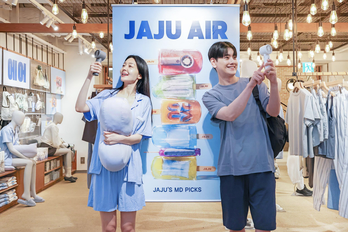 ▲7일  모델들이 신세계까사 자주(JAJU)매장에서 '자주 에어(AIR)' 제품을 선보이고 있다. (사진제공 신세계까사)