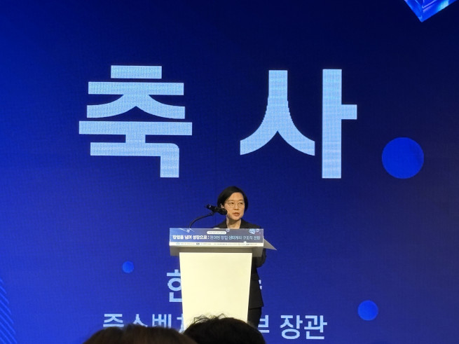 ▲7일 서울 여의도 중소기업중앙회 KBIZ홀에서 열린 ‘2026년 제2차 중소기업 정책 심포지엄’에서 한성숙 중소벤처기업부 장관이 축사를 하고 있다. (사진제공=중소벤처기업연구원)