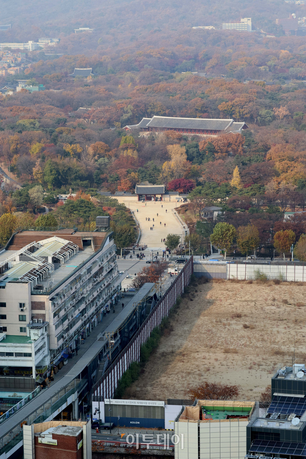 ▲유네스코 세계유산인 종묘 인근 세운4구역 재개발 사업과 관련해 국가유산청과 서울시의 갈등이 심화되고 있다. 사진은 서울 종묘와 세운4구역 재개발 사업지 일대. 신태현 기자 holjjak@ (이투데이DB)