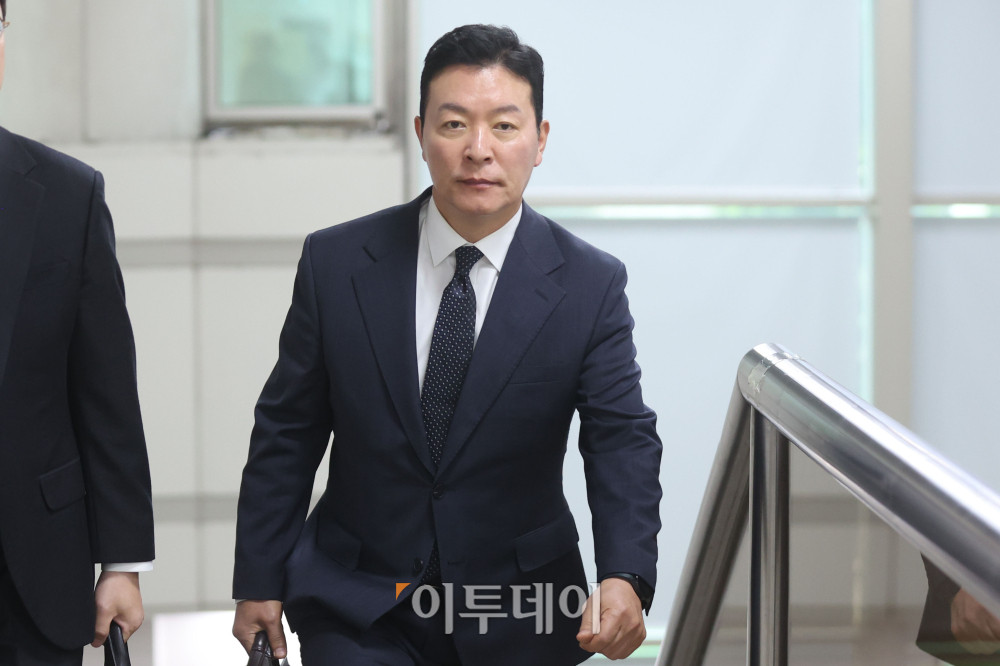 ▲김성훈 전 대통령경호처 차장이 7일 서울 서초구 서울중앙지방법원에서 열린 윤석열 전 대통령 체포영장 집행 방해 혐의 사건 4차 공판에 출석하고 있다. 고이란 기자 photoeran@
