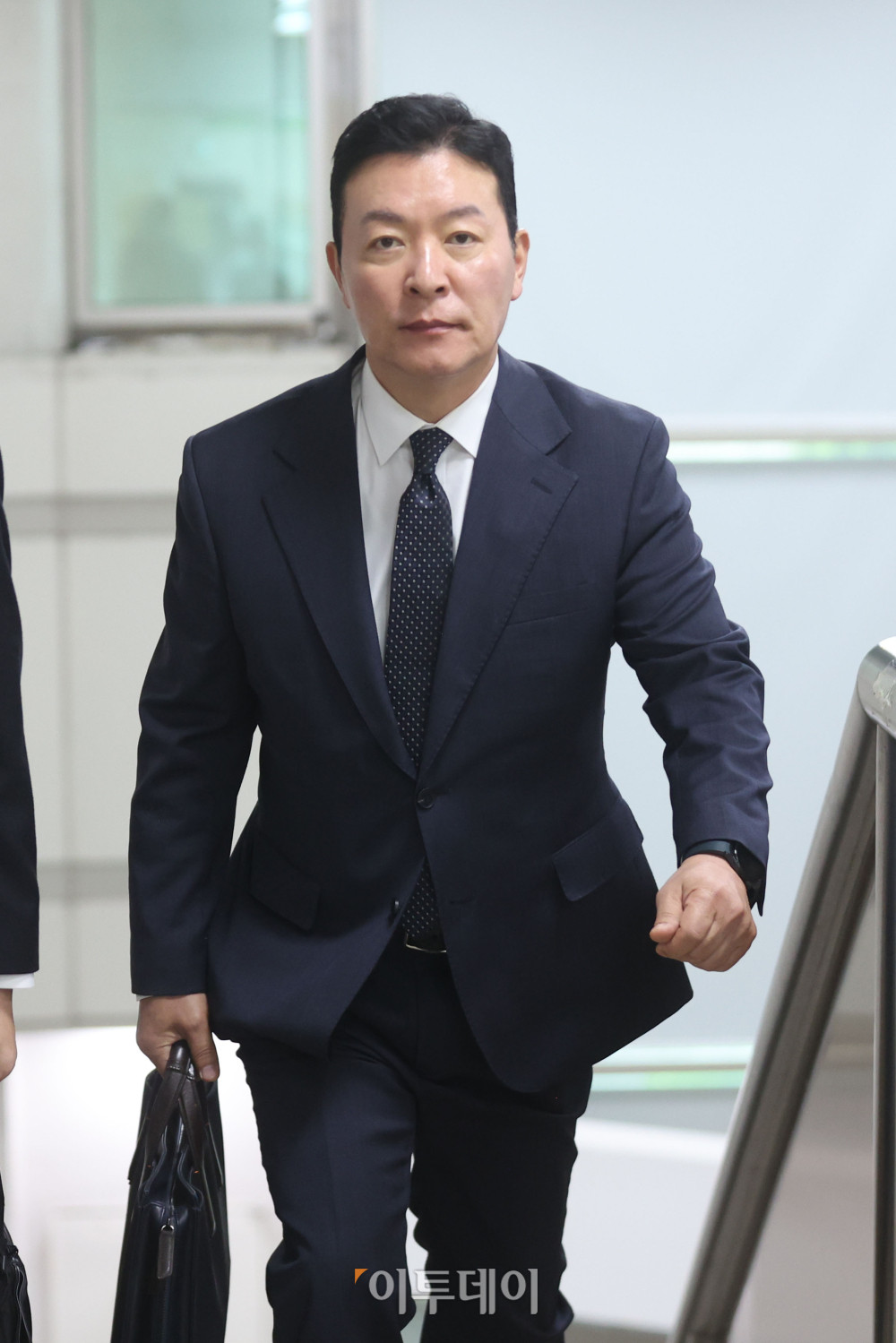 ▲김성훈 전 대통령경호처 차장이 7일 서울 서초구 서울중앙지방법원에서 열린 윤석열 전 대통령 체포영장 집행 방해 혐의 사건 4차 공판에 출석하고 있다. 고이란 기자 photoeran@