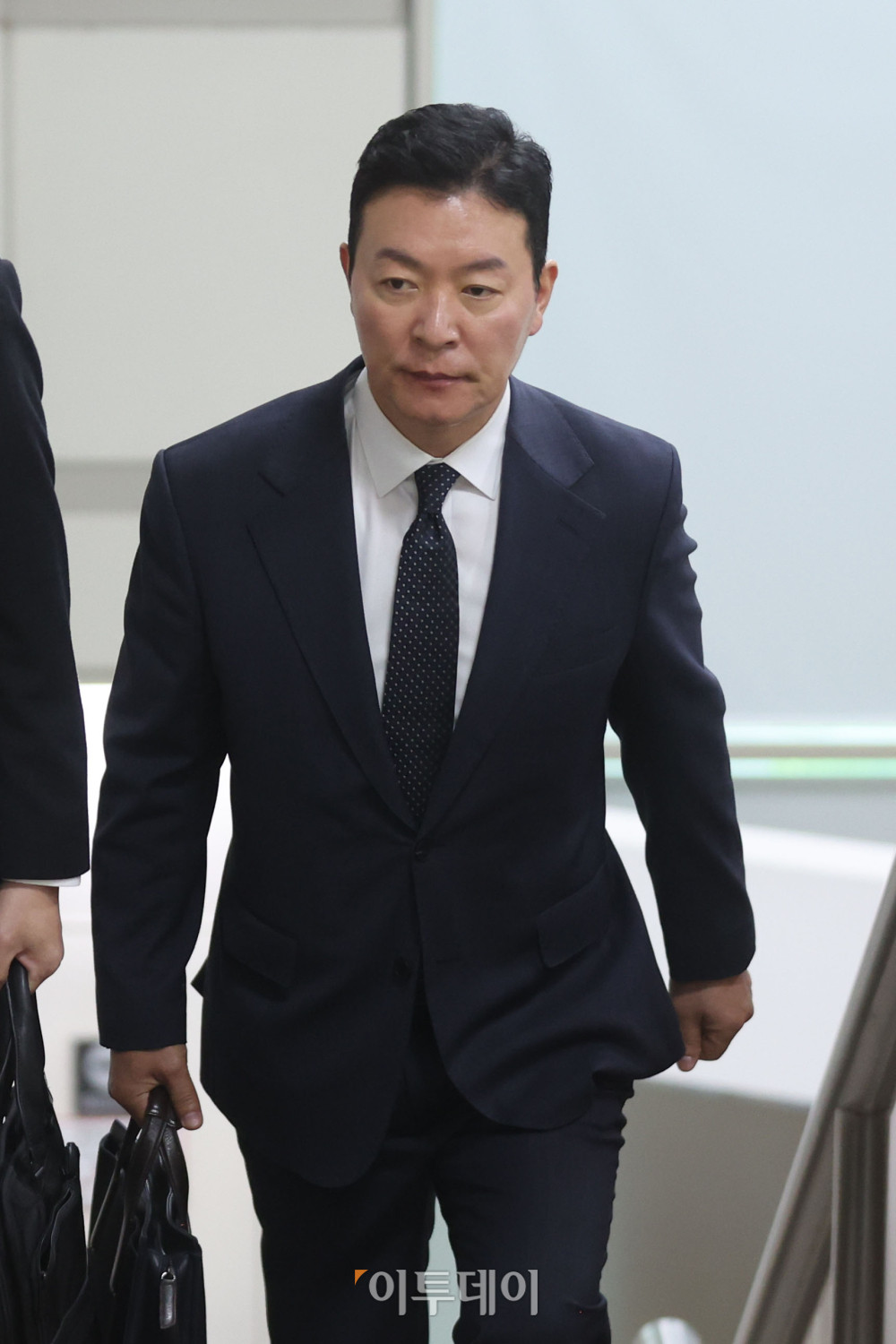 ▲김성훈 전 대통령경호처 차장이 7일 서울 서초구 서울중앙지방법원에서 열린 윤석열 전 대통령 체포영장 집행 방해 혐의 사건 4차 공판에 출석하고 있다. 고이란 기자 photoeran@
