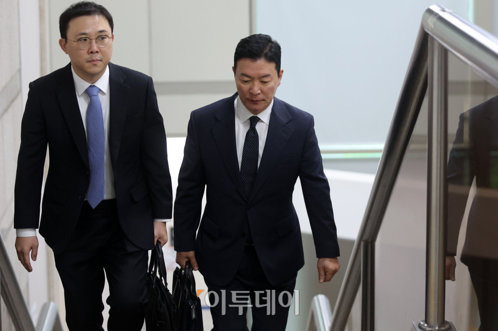 ▲김성훈 전 대통령경호처 차장이 7일 서울 서초구 서울중앙지방법원에서 열린 윤석열 전 대통령 체포영장 집행 방해 혐의 사건 4차 공판에 출석하고 있다. 고이란 기자 photoeran@