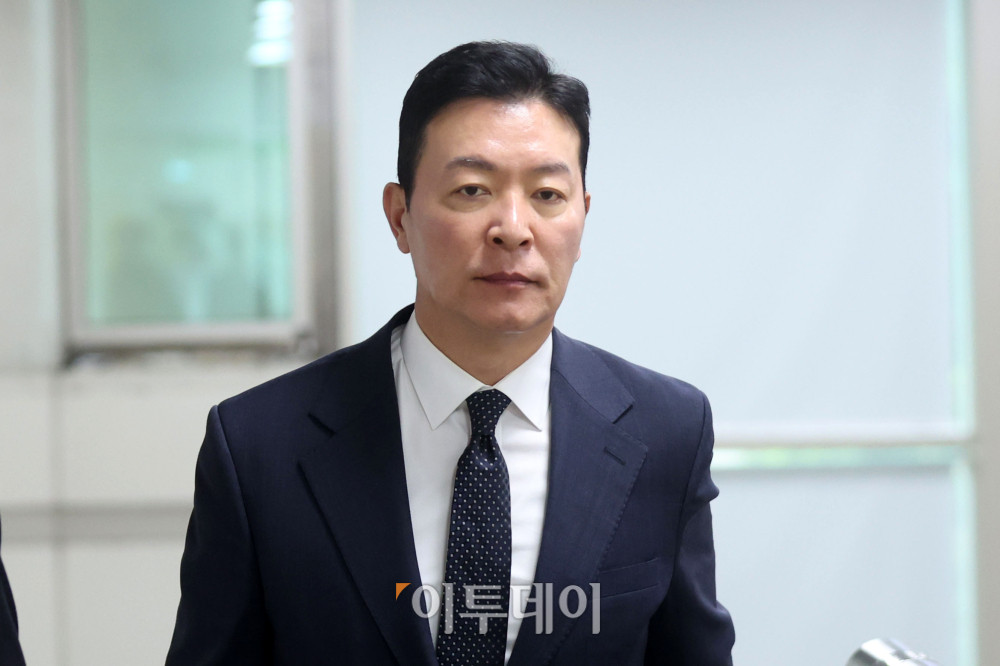 ▲김성훈 전 대통령경호처 차장이 7일 서울 서초구 서울중앙지방법원에서 열린 윤석열 전 대통령 체포영장 집행 방해 혐의 사건 4차 공판에 출석하고 있다. 고이란 기자 photoeran@