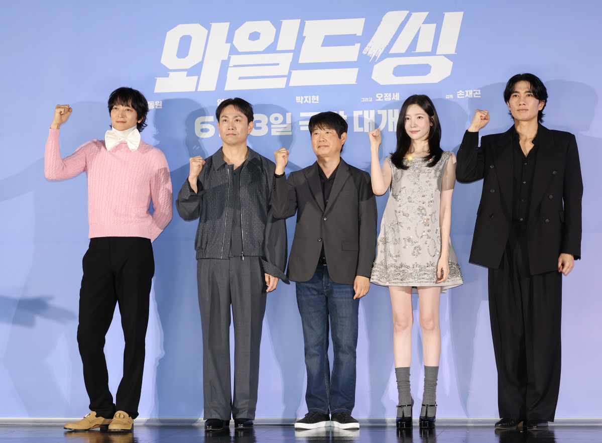 ▲배우 강동원(왼쪽부터), 오정세, 손재곤 감독, 배우 박지현, 엄태구가 7일 서울 광진구 롯데시네마 건대입구점에서 열린 영화 '와일드씽' 제작보고회에서 포즈를 취하고 있다. (연합뉴스)