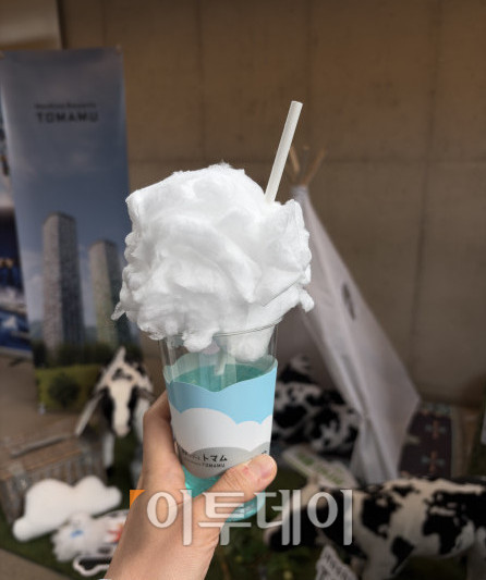 ▲리조나레 토마무 부스에서 만든 소다. 운해가 유명한 토마무를 표현하기 위해 솜사탕으로 구름을 만들어 음료위에 올린 모습이다. (황민주 기자 minchu@)