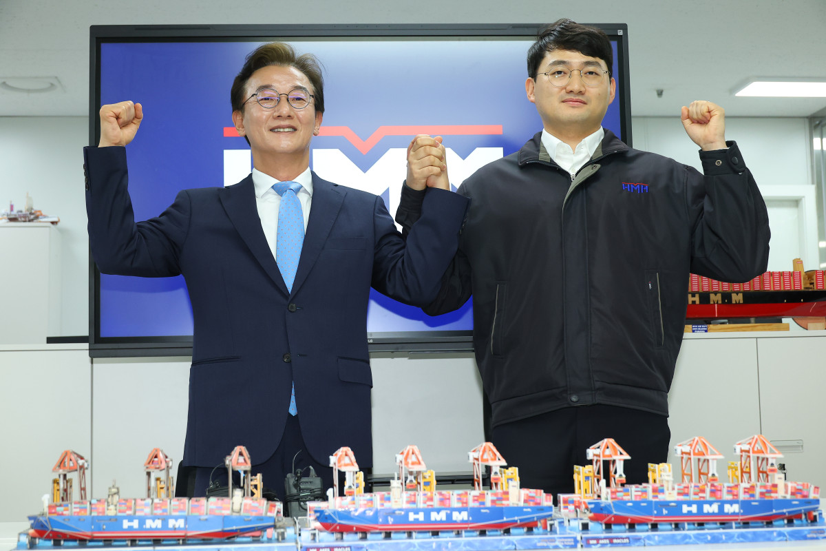 ▲전재수(왼쪽) 더불어민주당 부산시장 후보가 7일 부산 중구 HMM 해상노조 사무실에서 열린 전정근 HMM 해상노조 위원장 선거대책위원장 수락식에서 전 위원장과 손을 맞잡고 있다. (연합뉴스)