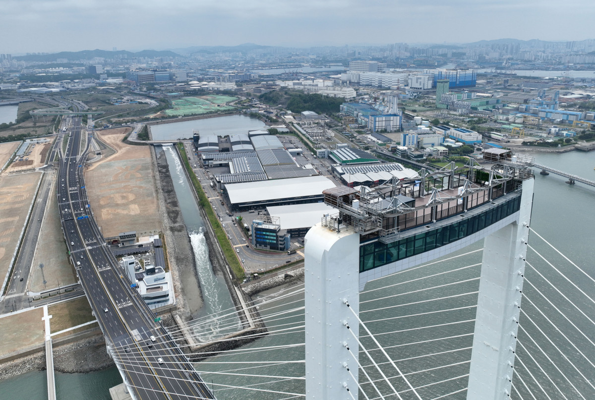 ▲세계 최고 높이(184m) 해상교량 전망대로 기네스북에 오른 청라하늘대교(제3연륙교) 관광시설 ‘더 스카이184’ 개장일인 7일 인천 청라하늘대교 하늘전망대와 도심이 보이고 있다. 인천경제자유구역청은 이날부터 하늘·바다 전망대와 여행자센터 등 주요 시설 운영을 시작하고, 안전 점검과 시험 운영을 거쳐 15일부터 체험형 시설 '엣지워크'를 운영한다. 관광시설 중 하늘 전망대(1만5000원)와 엣지워크(전망대포함 6만원)는 유료로 운영되며, 바다 전망대와 친수공간을 포함한 나머지 공간은 누구나 무료로 이용할 수 있다. 인천시민에게는 50% 할인 혜택이 적용된다. 신태현 기자 holjjak@