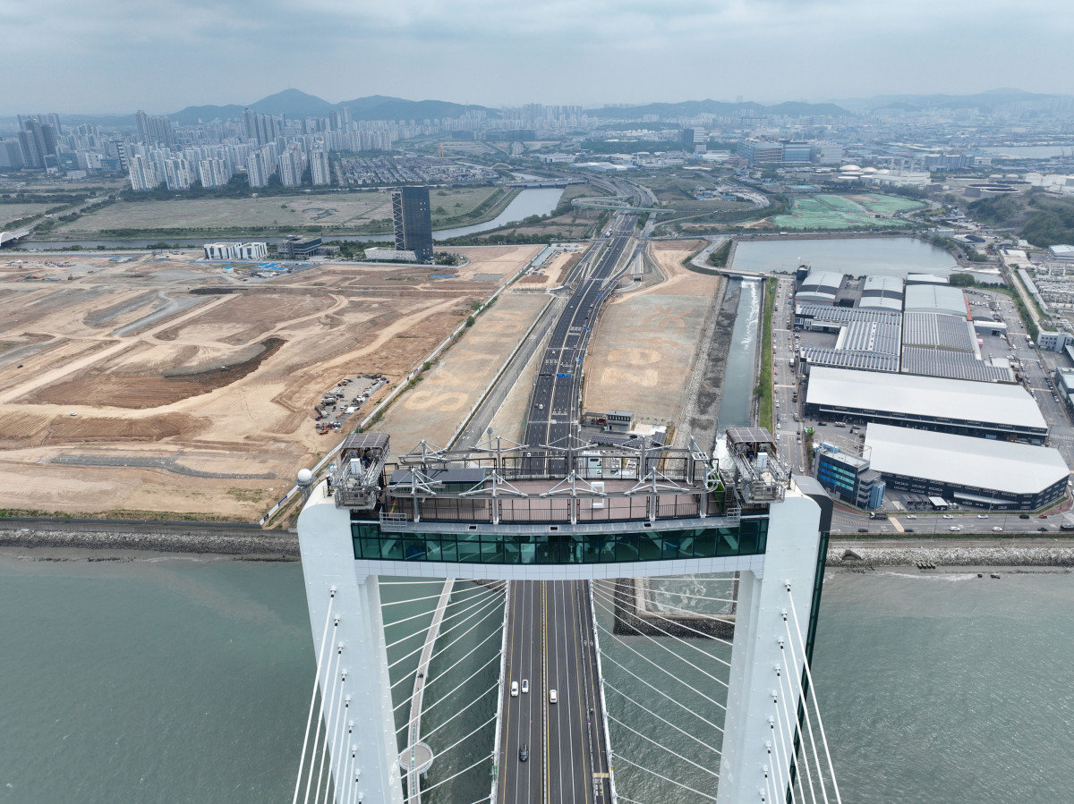 ▲세계 최고 높이(184m) 해상교량 전망대로 기네스북에 오른 청라하늘대교(제3연륙교) 관광시설 ‘더 스카이184’ 개장일인 7일 인천 청라하늘대교 하늘전망대와 도심이 보이고 있다. 인천경제자유구역청은 이날부터 하늘·바다 전망대와 여행자센터 등 주요 시설 운영을 시작하고, 안전 점검과 시험 운영을 거쳐 15일부터 체험형 시설 '엣지워크'를 운영한다. 관광시설 중 하늘 전망대(1만5000원)와 엣지워크(전망대포함 6만원)는 유료로 운영되며, 바다 전망대와 친수공간을 포함한 나머지 공간은 누구나 무료로 이용할 수 있다. 인천시민에게는 50% 할인 혜택이 적용된다. 신태현 기자 holjjak@