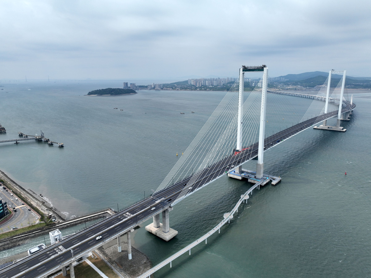 ▲세계 최고 높이(184m) 해상교량 전망대로 기네스북에 오른 청라하늘대교(제3연륙교) 관광시설 ‘더 스카이184’ 개장일인 7일 인천 청라하늘대교 하늘전망대와 서해바다가 보이고 있다. 인천경제자유구역청은 이날부터 하늘·바다 전망대와 여행자센터 등 주요 시설 운영을 시작하고, 안전 점검과 시험 운영을 거쳐 15일부터 체험형 시설 '엣지워크'를 운영한다. 관광시설 중 하늘 전망대(1만5000원)와 엣지워크(전망대포함 6만원)는 유료로 운영되며, 바다 전망대와 친수공간을 포함한 나머지 공간은 누구나 무료로 이용할 수 있다. 인천시민에게는 50% 할인 혜택이 적용된다. 신태현 기자 holjjak@