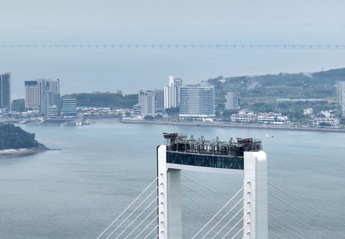 ▲세계 최고 높이(184m) 해상교량 전망대로 기네스북에 오른 청라하늘대교(제3연륙교) 관광시설 ‘더 스카이184’ 개장일인 7일 인천 청라하늘대교 하늘전망대와 서해바다가 보이고 있다. 인천경제자유구역청은 이날부터 하늘·바다 전망대와 여행자센터 등 주요 시설 운영을 시작하고, 안전 점검과 시험 운영을 거쳐 15일부터 체험형 시설 '엣지워크'를 운영한다. 관광시설 중 하늘 전망대(1만5000원)와 엣지워크(전망대포함 6만원)는 유료로 운영되며, 바다 전망대와 친수공간을 포함한 나머지 공간은 누구나 무료로 이용할 수 있다. 인천시민에게는 50% 할인 혜택이 적용된다. 신태현 기자 holjjak@