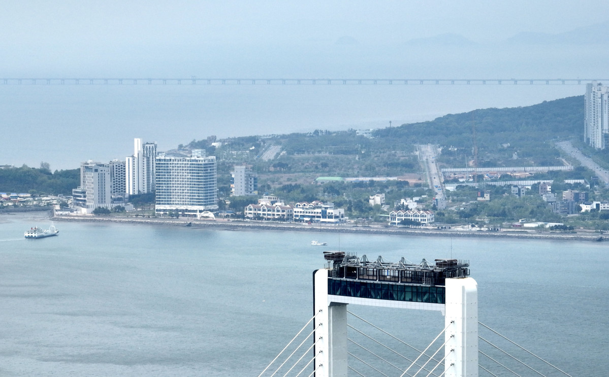 ▲세계 최고 높이(184m) 해상교량 전망대로 기네스북에 오른 청라하늘대교(제3연륙교) 관광시설 ‘더 스카이184’ 개장일인 7일 인천 청라하늘대교 하늘전망대와 서해바다가 보이고 있다. 인천경제자유구역청은 이날부터 하늘·바다 전망대와 여행자센터 등 주요 시설 운영을 시작하고, 안전 점검과 시험 운영을 거쳐 15일부터 체험형 시설 '엣지워크'를 운영한다. 관광시설 중 하늘 전망대(1만5000원)와 엣지워크(전망대포함 6만원)는 유료로 운영되며, 바다 전망대와 친수공간을 포함한 나머지 공간은 누구나 무료로 이용할 수 있다. 인천시민에게는 50% 할인 혜택이 적용된다. 신태현 기자 holjjak@