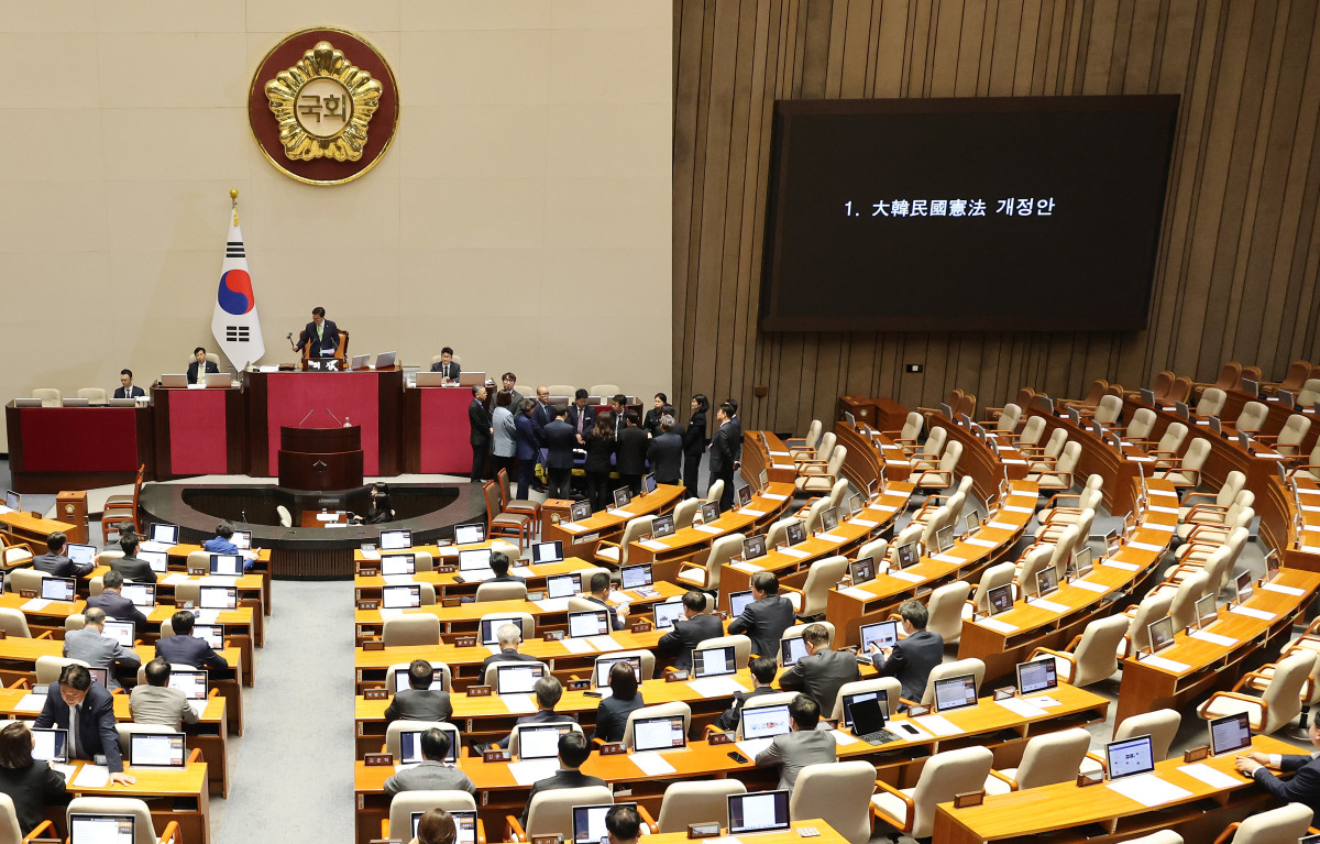 ▲우원식 국회의장이 7일 국회에서 열린 5월 임시국회 제1차 본회의에서 대한민국헌법 개정안이 국민의힘 의원들의 표결 불참으로 의결정족수에 미달해 투표 불성립을 선언하고 있다. 사진=연합뉴스