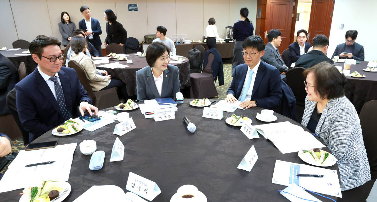 ▲이스란 보건복지부 제1차관과 국민연금 기금운용위원회 및 실무평가위원회 위원, 상근전문위원, 국민연금공단 관계자 등이 7일 민연금 기금운용위원회 세미나에  참석했다. (보건복지부)