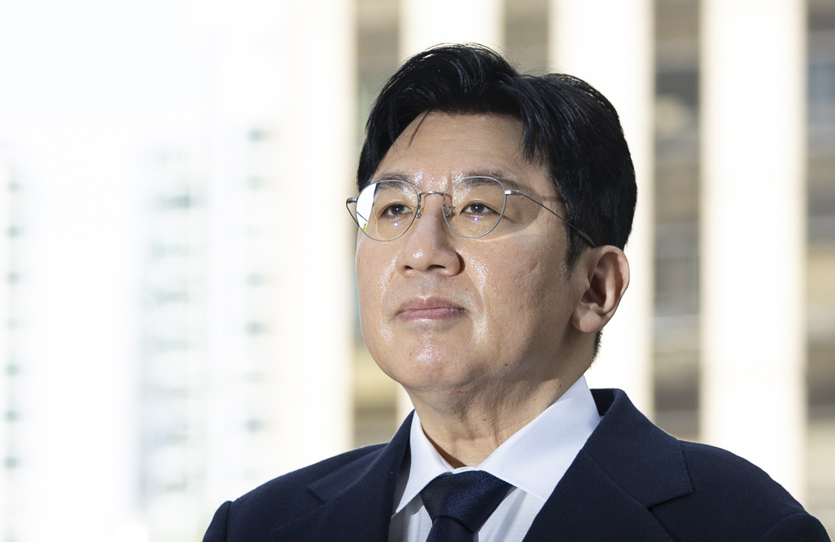 ▲방시혁 하이브 의장이 지난해 9월 15일 오전 서울 마포구 서울경찰청 광역수사단 금융범죄수사대에서 조사를 받기 위해 출석하기 전 취재진 질문에 답하고 있다. (뉴시스)