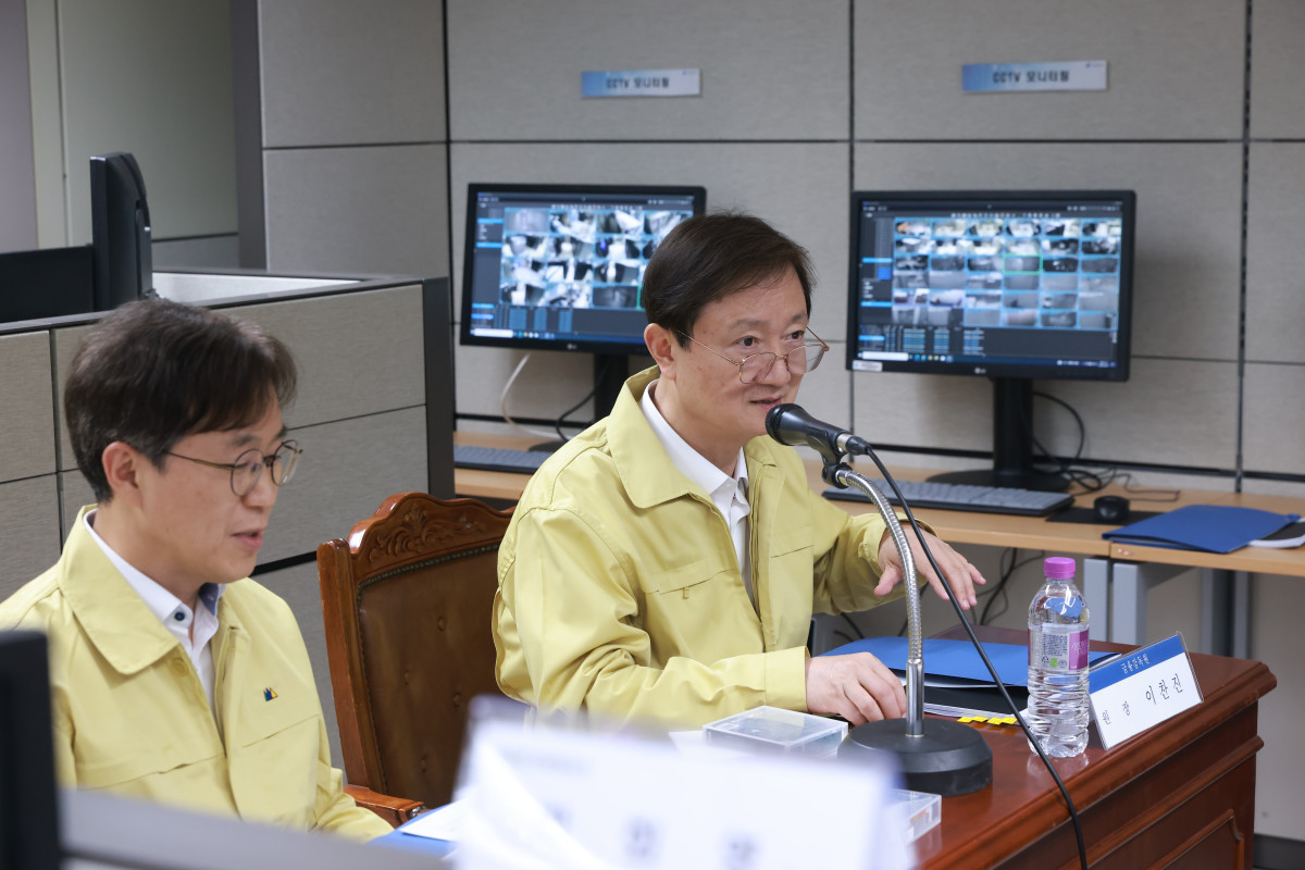 ▲이찬진 금감원장이 서울 여의도 본원 주전산센터와 재해복구센터에서 ‘금융감독 정보시스템 비상대응 모의훈련’을 진행하고 있다. (사진제공=금융감독원)