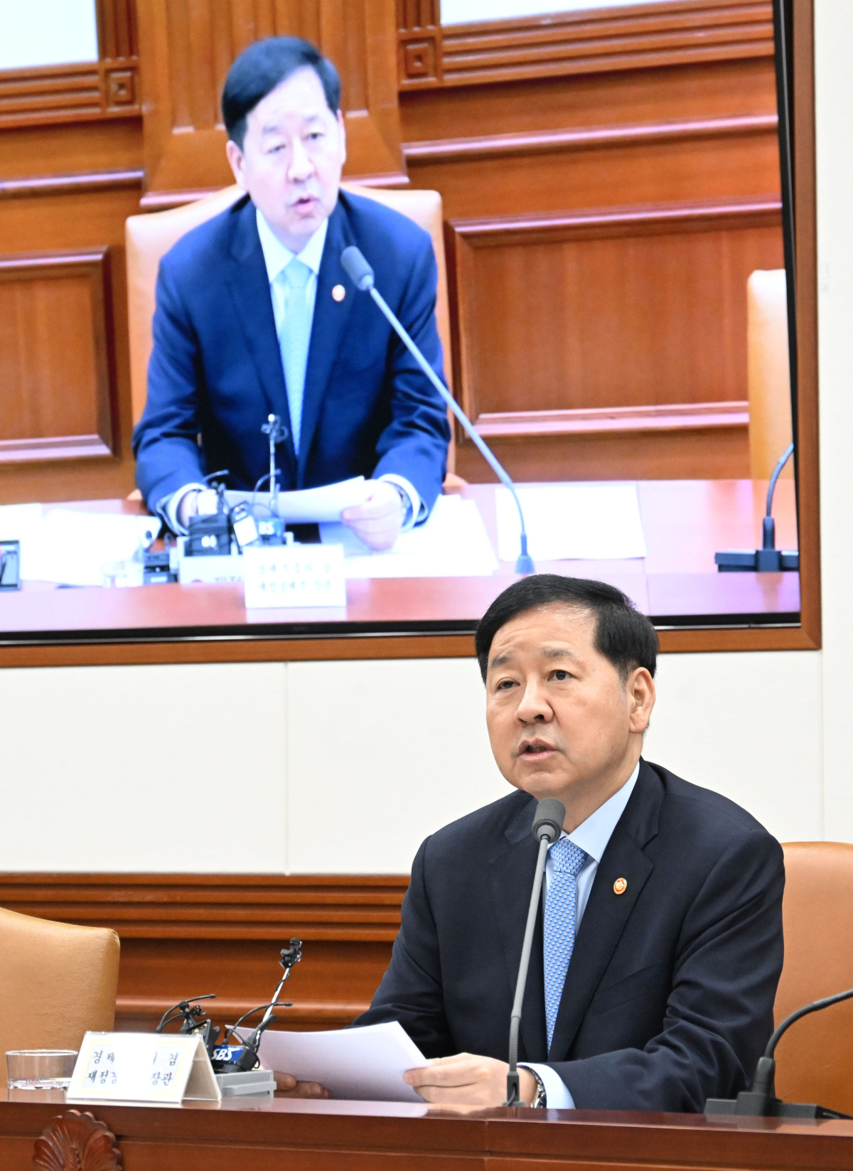 ▲구윤철 부총리 겸 재정경제부 장관이 5월 8일 서울 종로구 정부서울청사에서 열린 '비상경제본부회의 겸 경제관계장관회의 겸 부동산관계장관회의'를 주재, 모두발언을 하고 있다. (재정경제부)