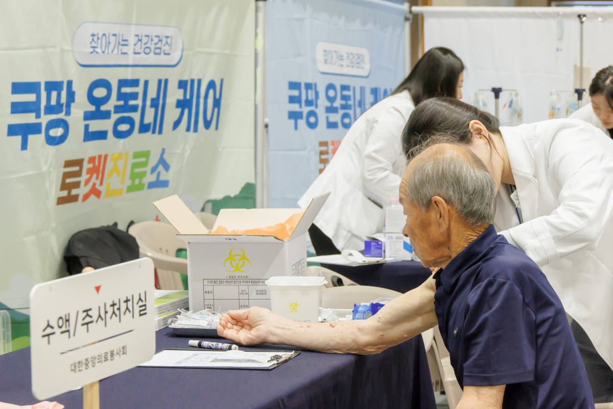 ▲충북 단양군 주민들이 찾아가는 건강검진 '쿠팡 온동네 케어' 지원을 받고 있다. (사진제공=쿠팡)