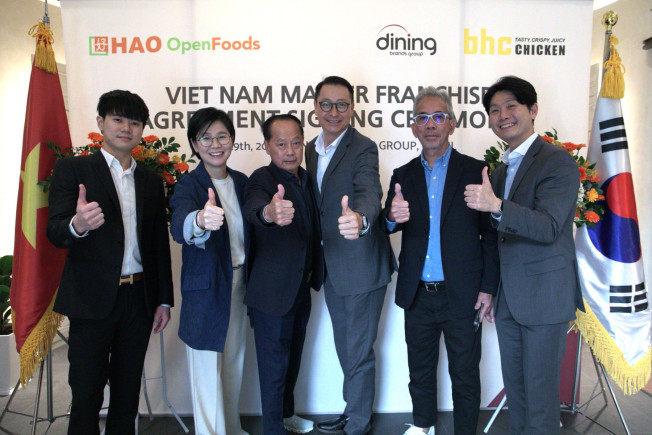 ▲bhc가 4월 29일, 베트남 현지에서 F&B 사업을 전개하는 하오 오픈 푸드와 베트남 시장 진출을 위한 마스터 프랜차이즈 계약식을 진행하고 기념 사진을 촬영했다. (사진제공=다이닝브랜즈그룹)