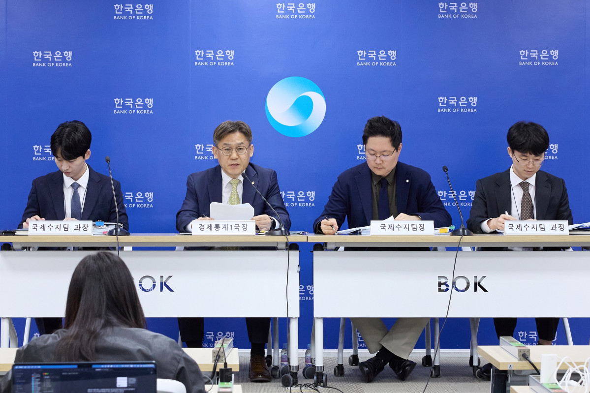 ▲8일 오전 서울 중구 한국은행에서 열린 2026년 3월 국제수지(잠정) 설명회사진 왼쪽부터 김준영 국제수지팀 과장, 김영환 경제통계1국장, 박성곤 국제수지팀장, 임연빈 국제수지팀 과장 (사진제공=한국은행)