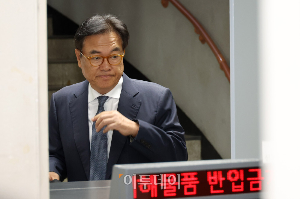 ▲국회 추천 헌법재판관 미임명 등 혐의로 기소된 정진석 전 대통령비서실장이 8일 서울 서초구 서울중앙지방법원에서 열린 공판에 출석하기 위해 법정으로 향하고 있다. 고이란 기자 photoeran@