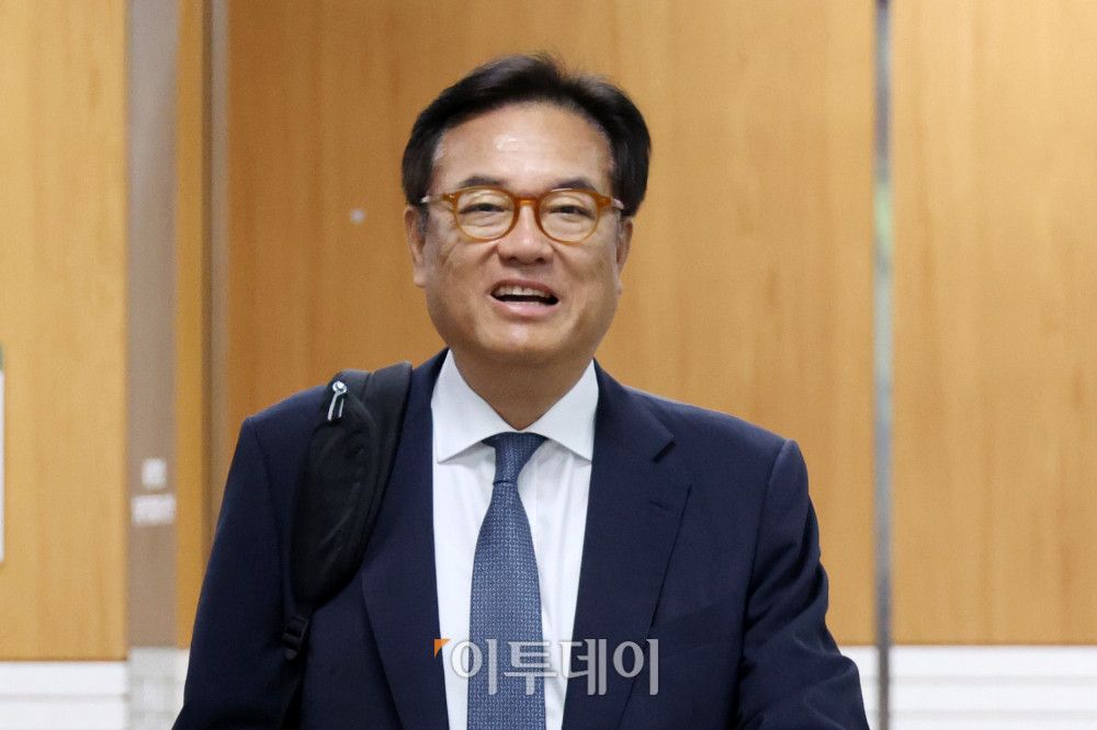 ▲국회 추천 헌법재판관 미임명 등 혐의로 기소된 정진석 전 대통령비서실장이 8일 서울 서초구 서울중앙지방법원에서 열린 공판에 출석하기 위해 법정으로 향하고 있다. 고이란 기자 photoeran@