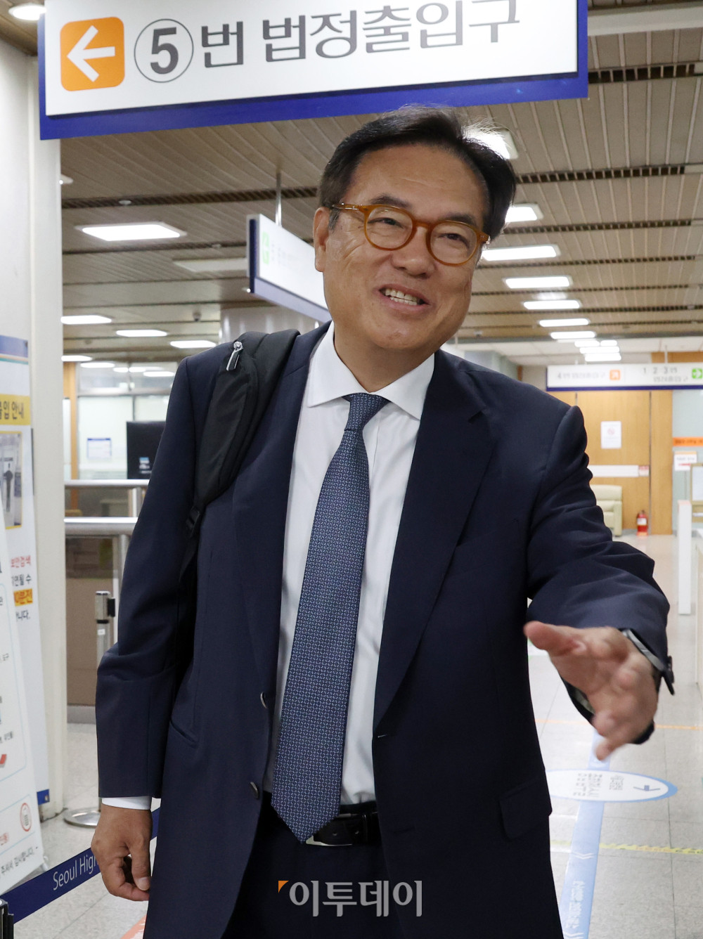▲국회 추천 헌법재판관 미임명 등 혐의로 기소된 정진석 전 대통령비서실장이 8일 서울 서초구 서울중앙지방법원에서 열린 공판에 출석하기 위해 법정으로 향하고 있다. 고이란 기자 photoeran@