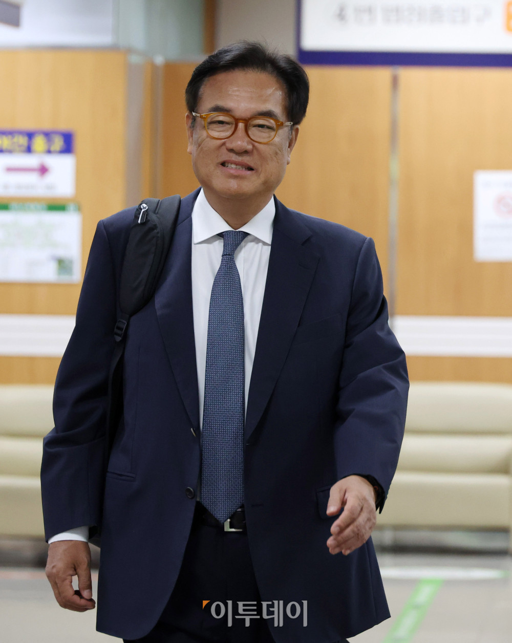 ▲국회 추천 헌법재판관 미임명 등 혐의로 기소된 정진석 전 대통령비서실장이 8일 서울 서초구 서울중앙지방법원에서 열린 공판에 출석하기 위해 법정으로 향하고 있다. 고이란 기자 photoeran@