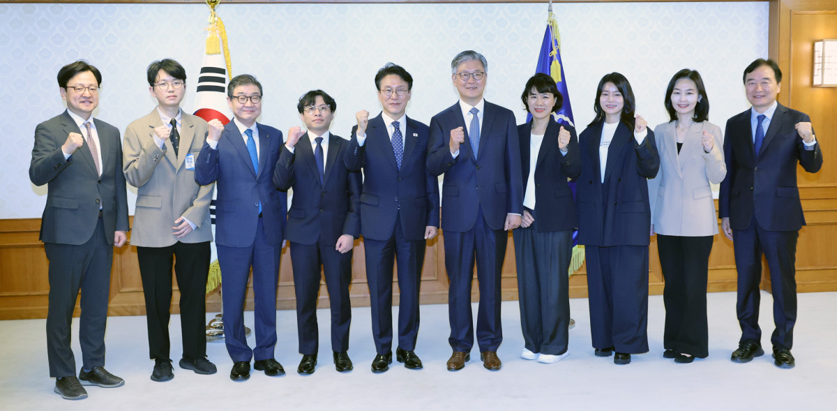 ▲김민석 국무총리가 8일 서울 종로구 정부서울청사에서 열린 사행산업통합감독위원회 민간위원 위촉장 수여식에서 최병환 위원장에게 위촉장을 전달한 뒤 기념촬영을 하고 있다. (연합뉴스)
