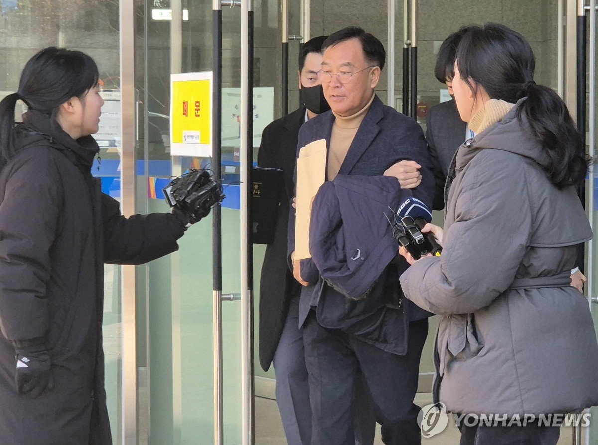 ▲지난해 1월 김진하 강원 양양군수가 춘천지법 속초지원에서 구속 전 피의자 심문(영장실질심사)을 마치고 나오고 있다. 김 군수는 민원인으로부터 민원 해결을 대가로 금품을 수수한 혐의 등을 받고 있다. (연합뉴스)